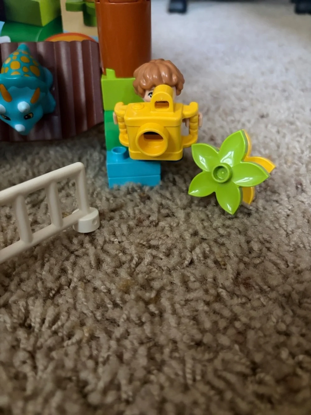 LEGO Duplo Jurassic World Gentle Giants Petting Zoo 10879 - Picture 7 of 9